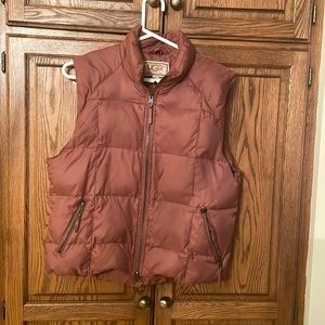 UGG puffer vest size large. Color Brownish / rust